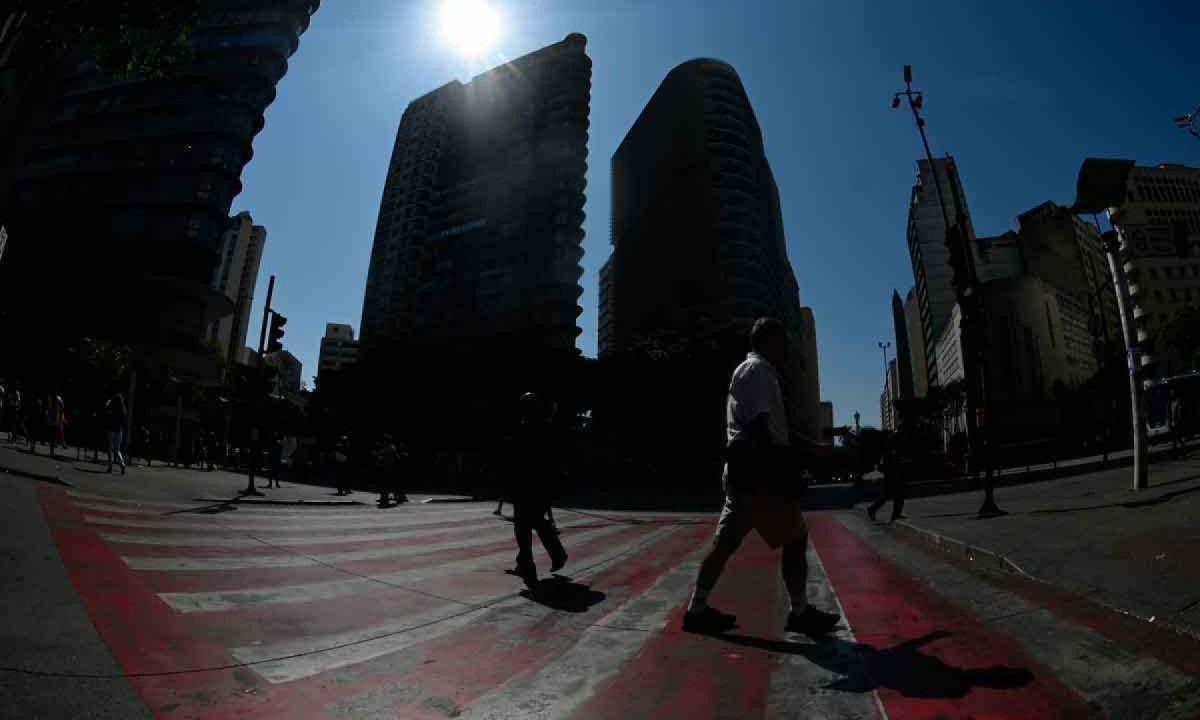 Sol forte na Praça Sete, Centro de BH: além da baixa umidade, temperaturas acima da média  -  (crédito: Leandro Couri/EM/D.A Press)