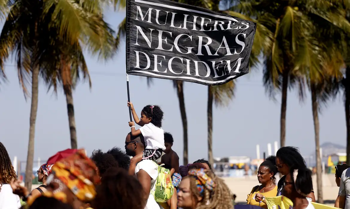 Marcha das mulheres negras une gerações na orla do Rio de Janeiro -  (crédito: EBC)