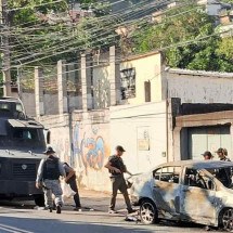 Perseguição e tiroteio deixam um morto, carro incendiado e bandido ferido  - Reprodução