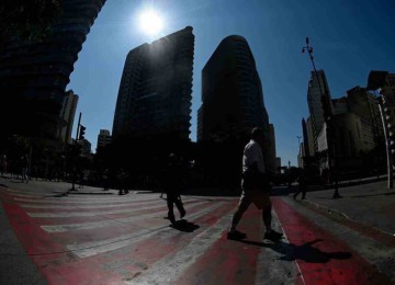Sol forte na Praça Sete, Centro de BH: além da baixa umidade, temperaturas acima da média  -  (crédito: Leandro Couri/EM/D.A Press)