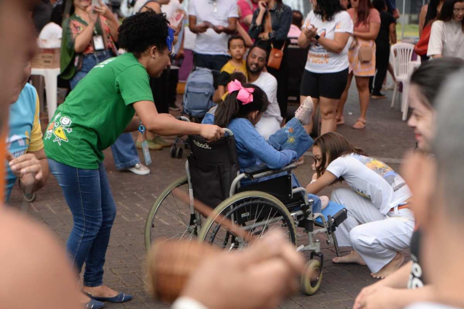 Roda de capoeira inclusiva anima Parada do Orgulho das Pessoas com Deficiência, em BH 