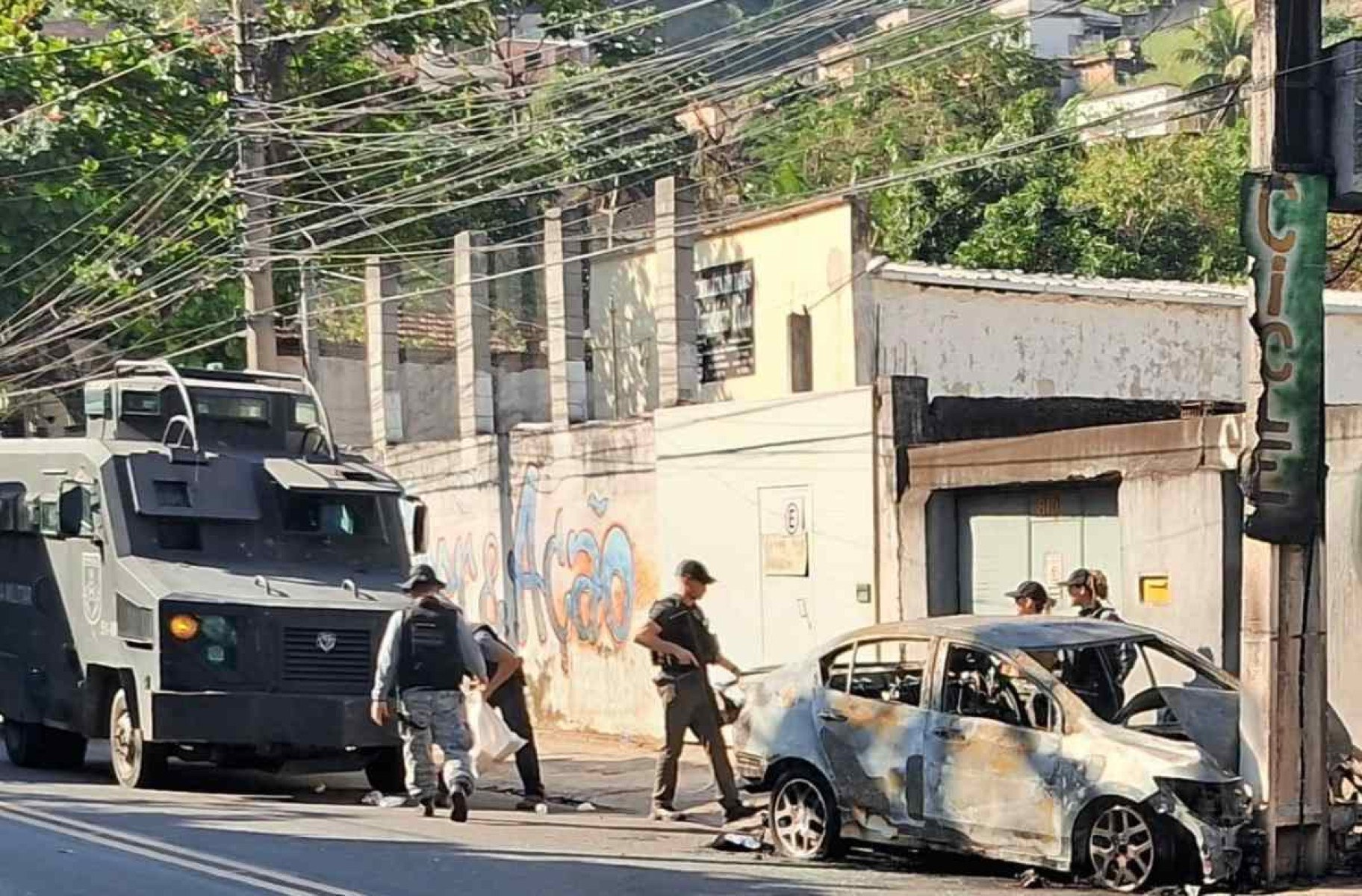 Perseguição e tiroteio deixam um morto, carro incendiado e bandido ferido 