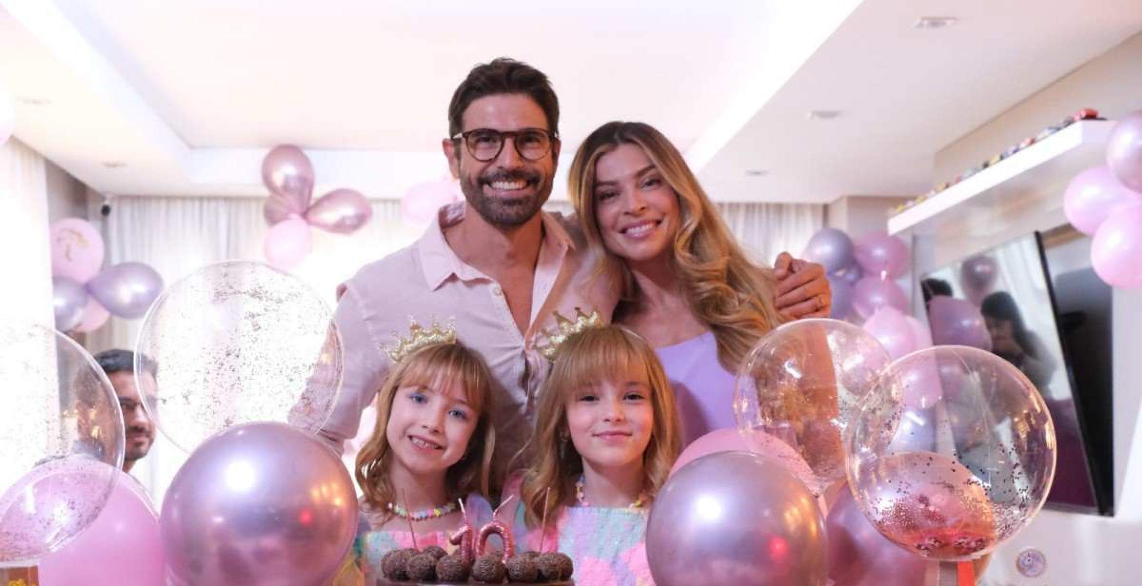 Atores Grazi Massafera, Reynaldo Gianecchini, Juliana Bim e Luiza Antunes em retrato de família no filme "Uma família feliz"