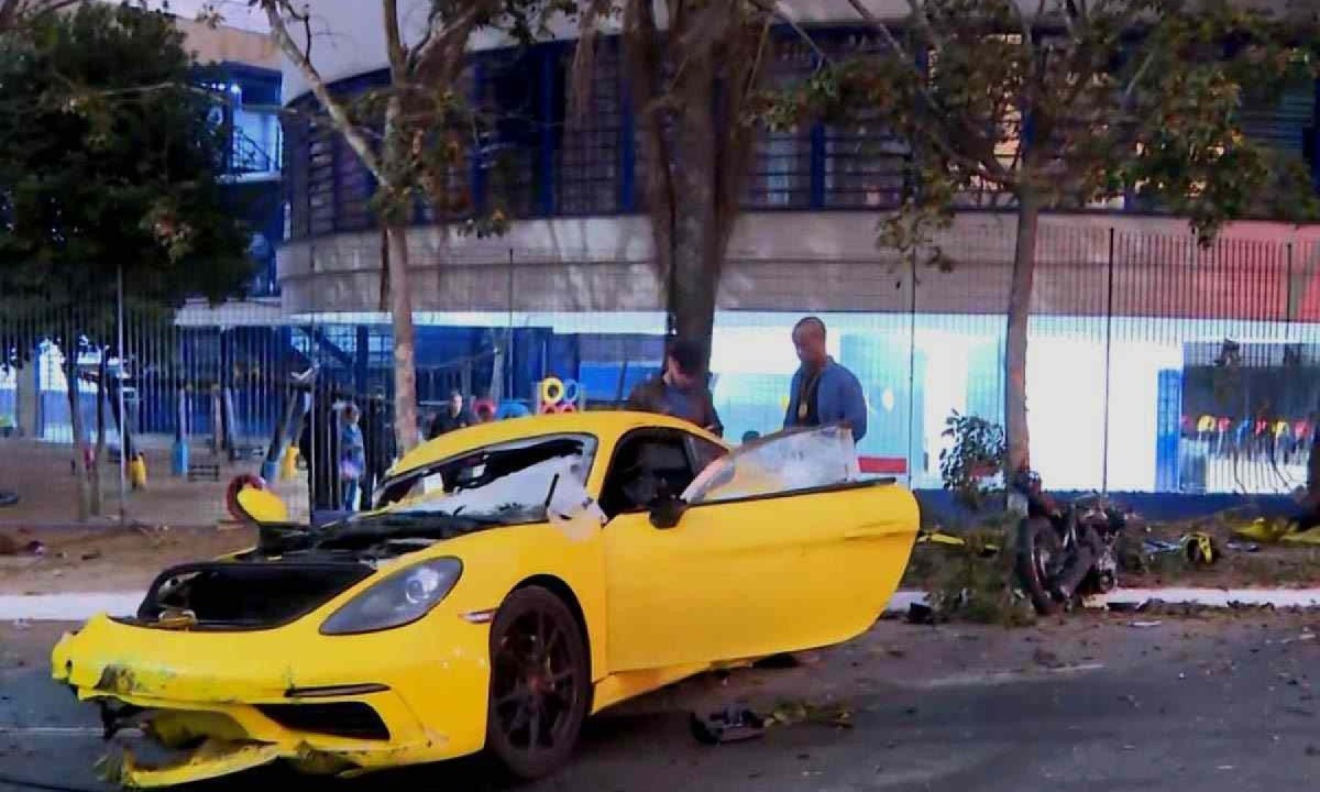 Motorista de Porsche atinge e mata motociclista na avenida Interlagos, na zona sul de São Paulo  -  (crédito:  Reprodução/Redes Sociais)