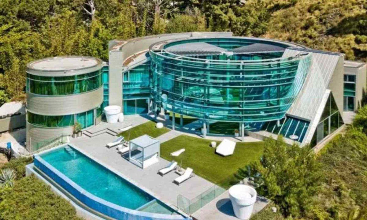 A mansão de vidro fica situada em um terreno de 696 m² em Loma Linda Drive, em Beverly Hills, Califórnia, e foi construída em 2009 pelo incorporador imobiliário Raffi Cohen -  (crédito: Divulgação)