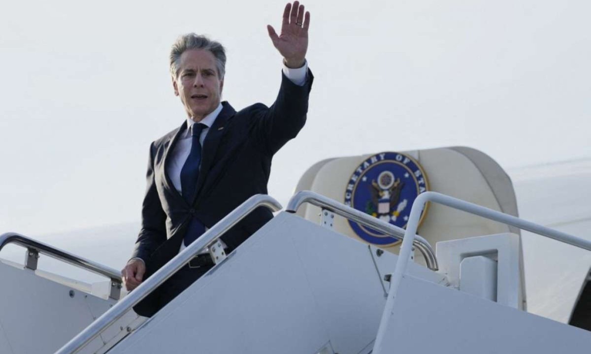  Anthony Blinken acena ao descer de avião do governo norte-americano em Tokyo; secretário de Estado manifestou preocupação com Venezuela -  (crédito: Shuji Kajiyama / POOL / AFP)