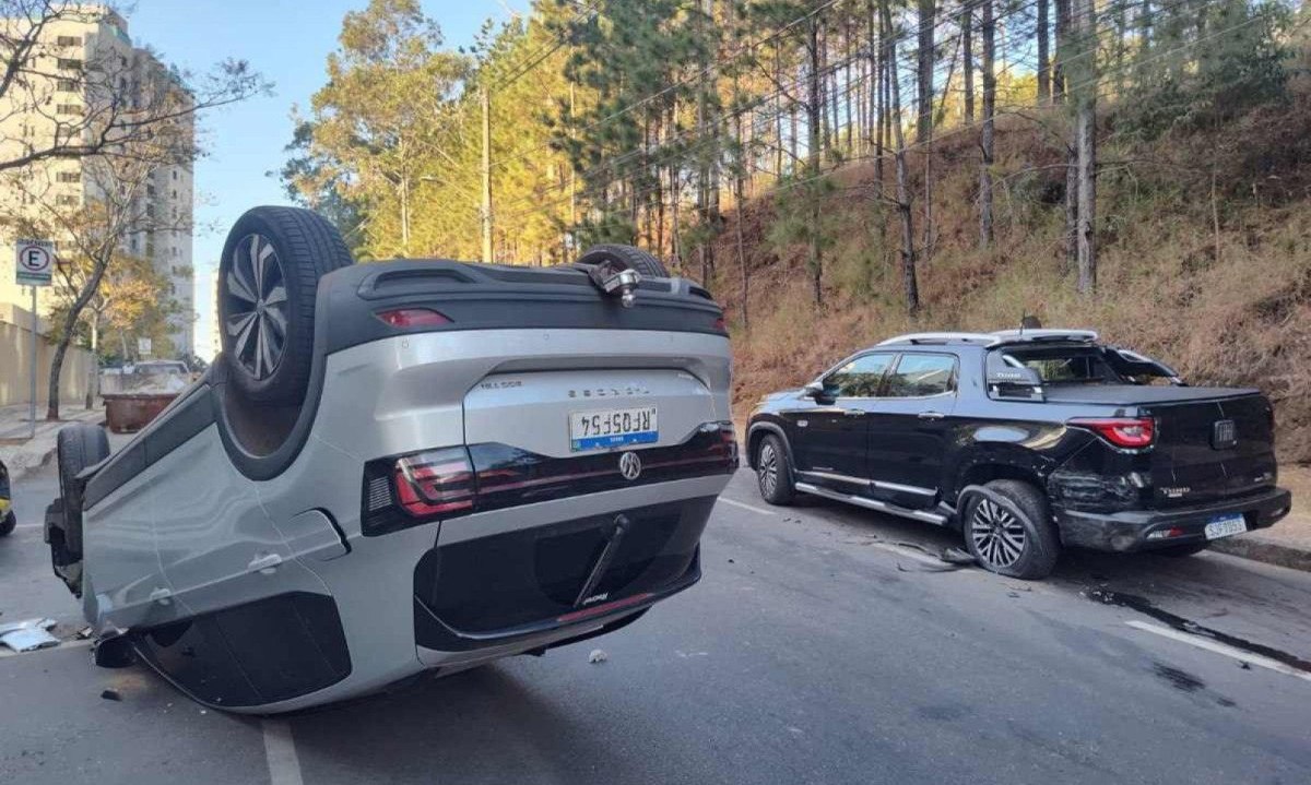 Apesar do susto, ninguém ficou ferido. Também não há congestionamento no local por causa do acidente -  (crédito: Redes sociais/reprodução )