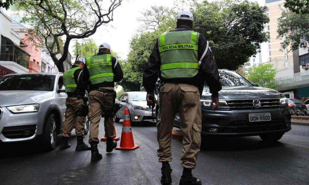 Policiais militares em blitz de trânsito em BH -  (crédito: Dirceu Aurélio/Sejusp)