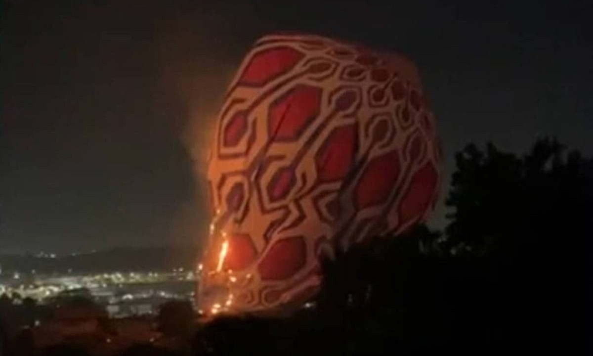 Balão em chamas cai sobre arvore no Parque Ibirapuera, em São Paulo -  (crédito: Reprodução/TV Globo)