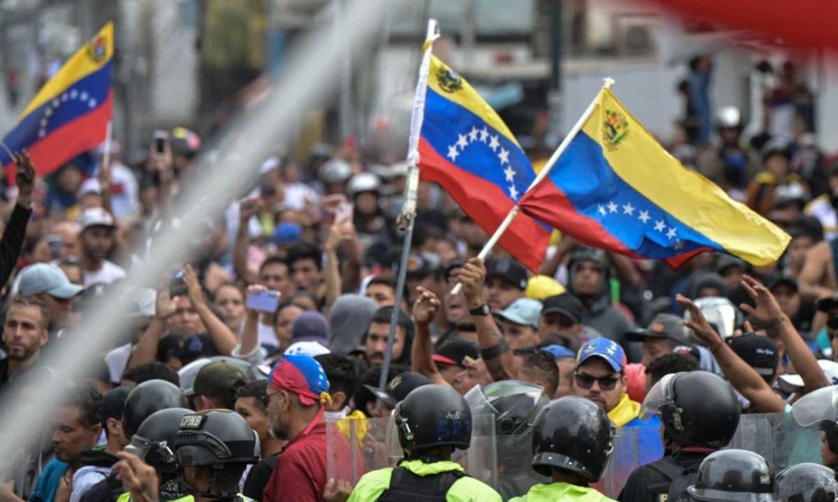 Processo eleitoral visto como conturbado na Venezuela teve Nicolás Maduro apontado como vencedor; países questionam legitimidade do pleito -  (crédito: Yuri CORTEZ / AFP)