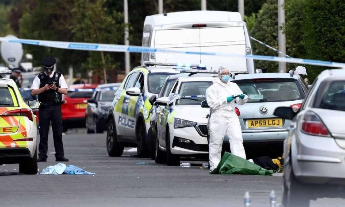 Agentes da polícia e médicos forenses na Hart Street, em Southport -  (crédito: Darren Staples/AFP)