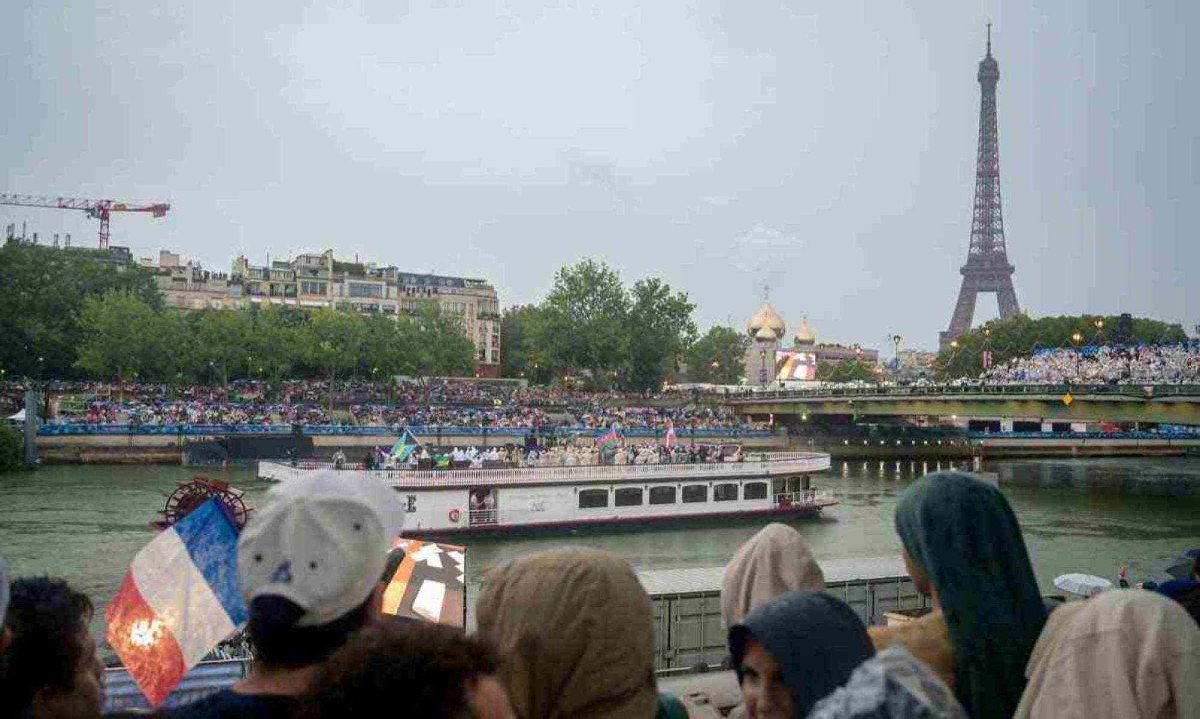 Franceses e turistas do mundo todo participaram da abertura da Olimpíada de Paris, às margens do Rio Sena, na última sexta-feira -  (crédito: Leandro Couri/EM/D.A Press)