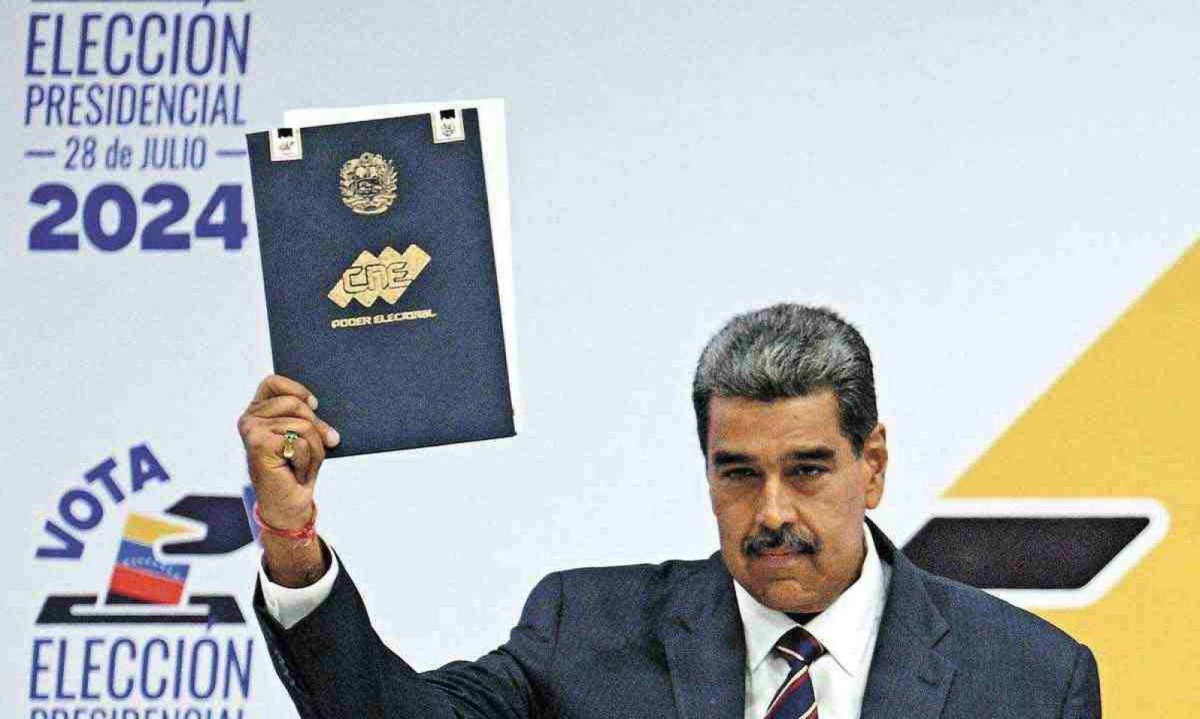 Nicolás Maduro gesticula durante sua proclamação na sede da Conselho Nacional Eleitoral, em Caracas -  (crédito: Federico PARRA/AFP)