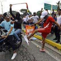 Venezuela: manifestantes derrubam estátuas de Chávez após vitória de Maduro - Juan Carlos HERNANDEZ / AFP