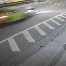Em alta velocidade, motorista de Porsche atropela e mata motociclista - Reprodução/Câmera de segurança