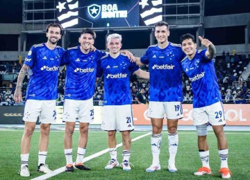 Lautaro Díaz, Villalba, Barreal, Dinenno e Lucas Romero comemoram a vitória por 3 a 0 sobre o até então líder Botafogo, no Engenhão -  (crédito: GUSTAVO ALEIXO/CRUZEIRO)