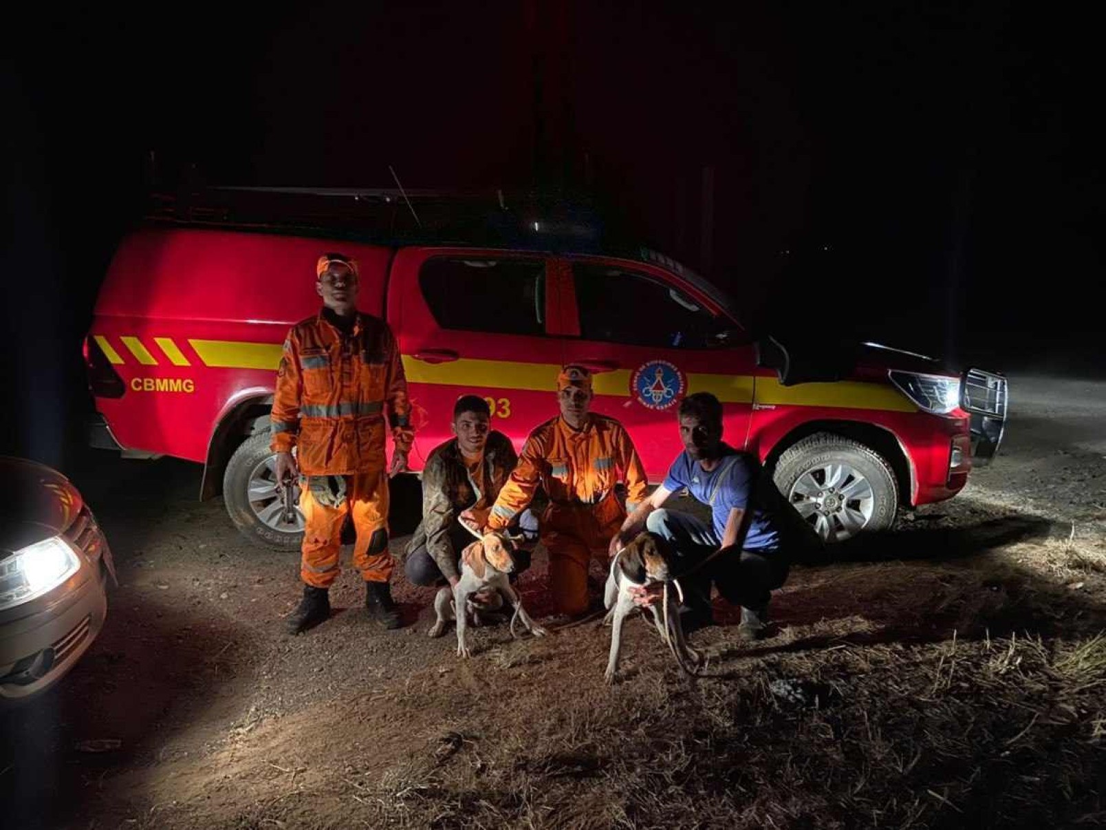 MG: família reencontra cachorras desaparecidas após operação dos bombeiros