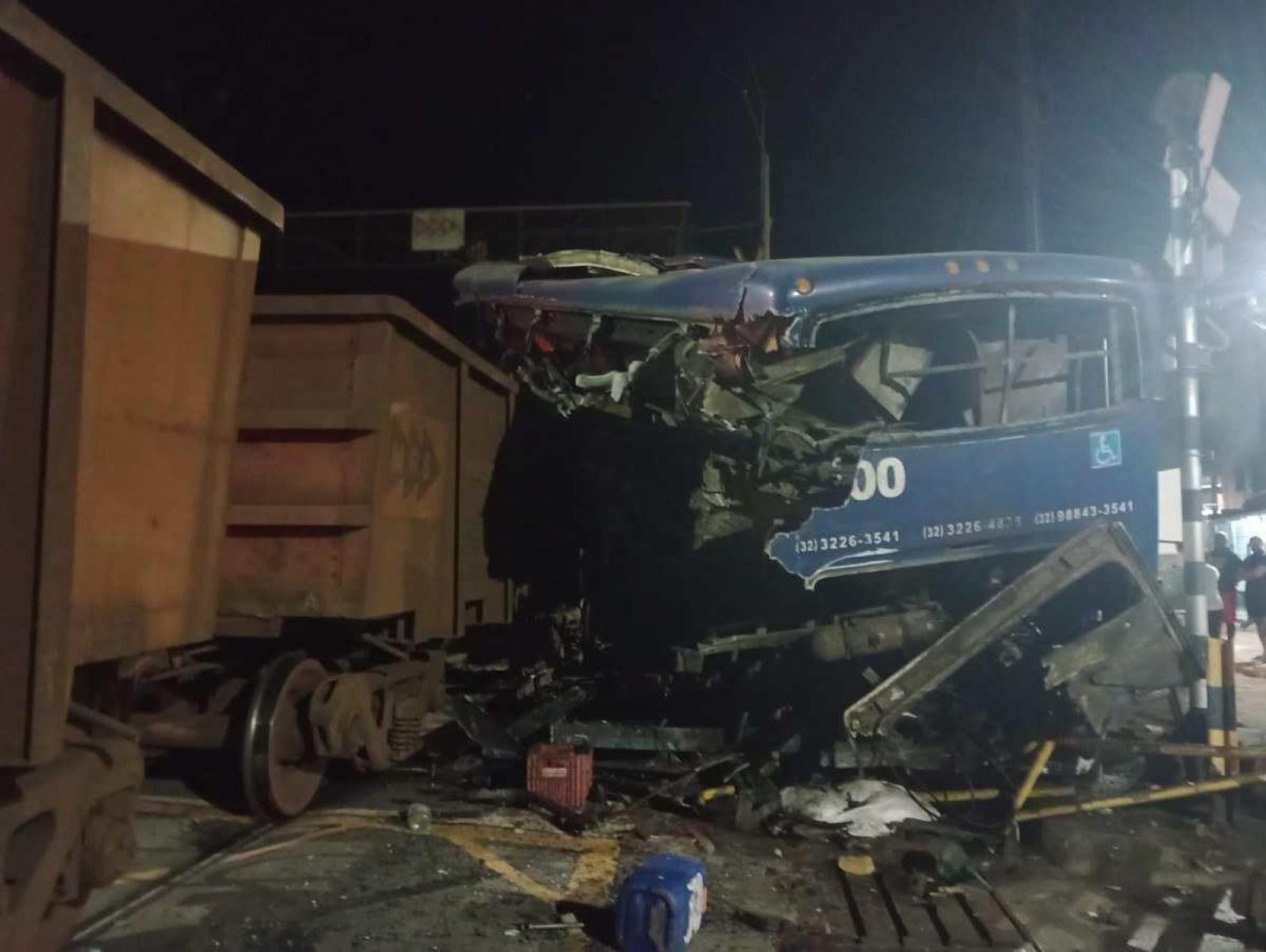 Ônibus é atingindo por trem e fica destruído em Minas, veja imagem