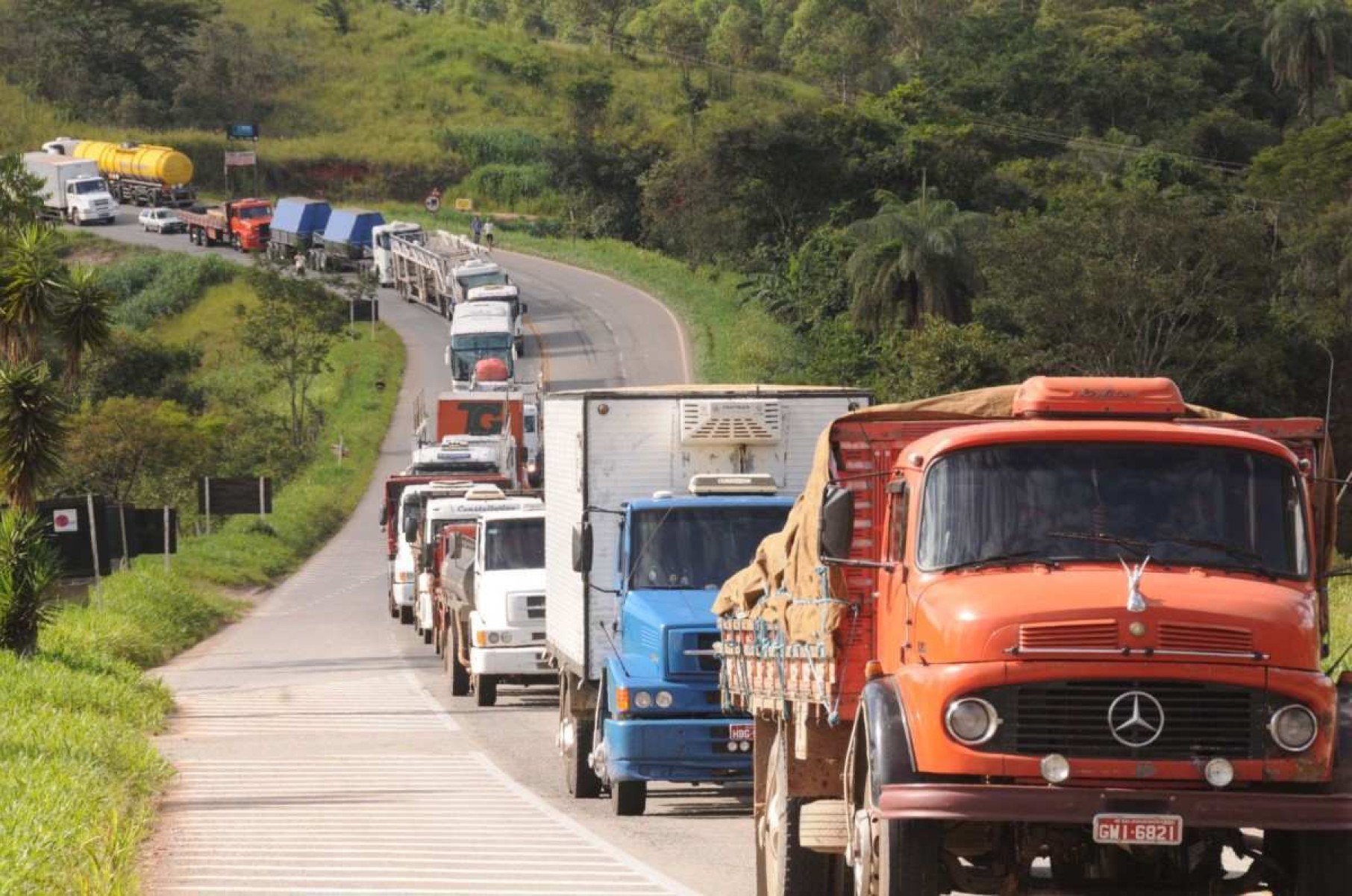 BR-381 é interditada nos dois sentidos; veja previsão de liberação