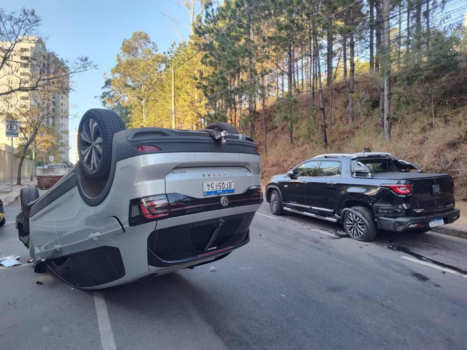 Carro bate em outros dois e capota no Bairro Belvedere, em BH 