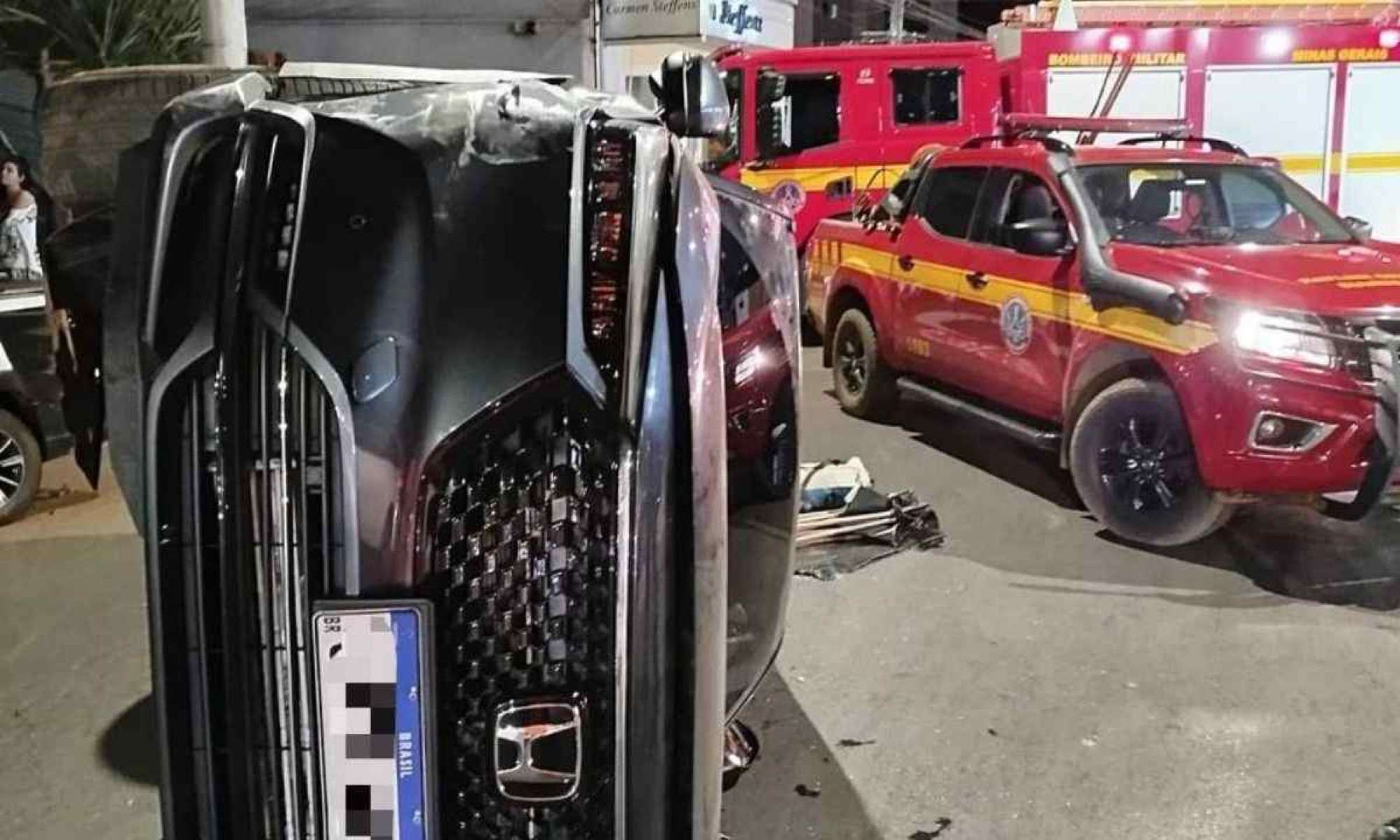 MG: motorista bate carro em veículos estacionados e foge