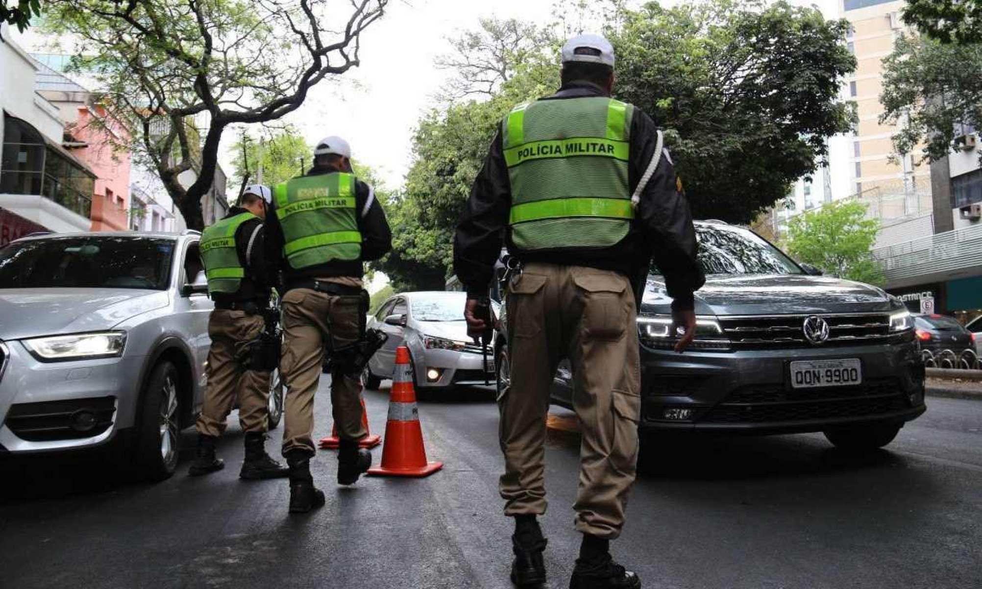 Programa que premia policiais que aplicam multas em MG é alvo de críticas