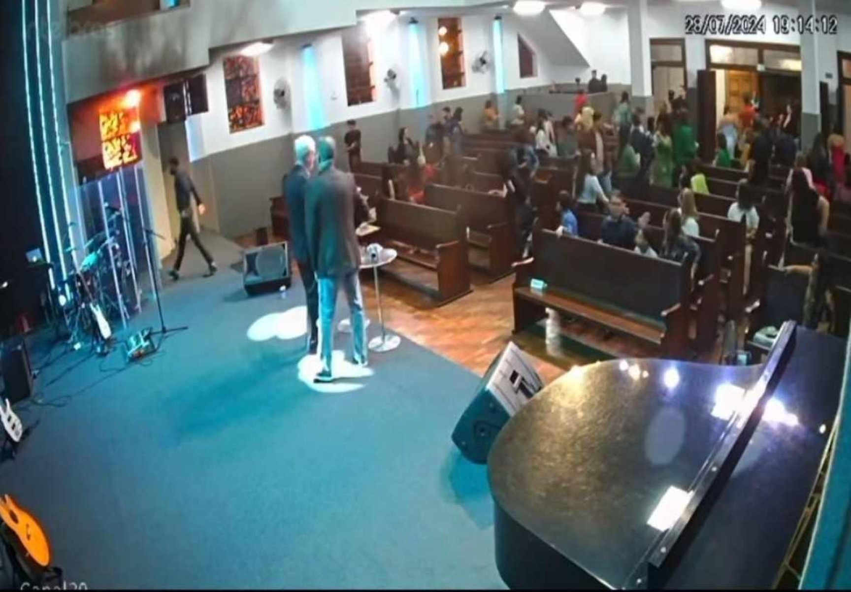 Vídeo: fogo atinge igreja batista e fiéis deixam culto às pressas em BH