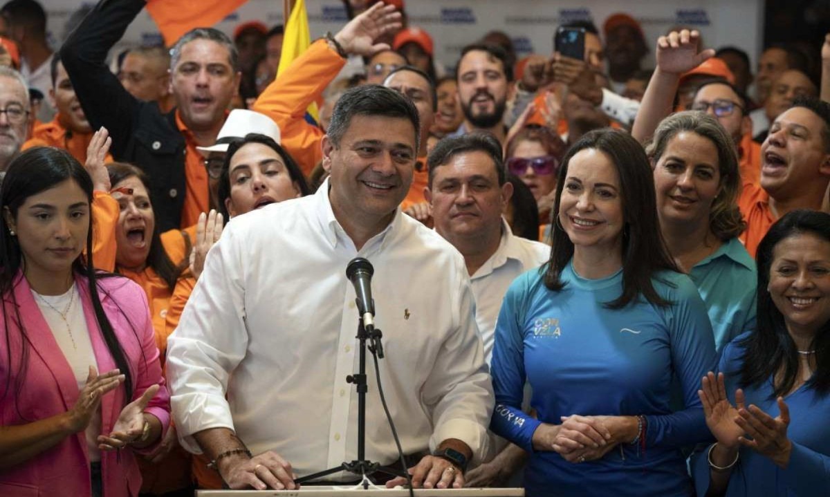  (FILES) Former Venezuelan presidential pre-candidate for the opposition Voluntad Popular (VP) party, Freddy Superlano (L), speaks and shows his support for Venezuelan presidential pre-candidate for the opposition Vente Venezuela party, Maria Corina Machado (R), after withdrawing his candidacy for the primary elections during a press conference in Caracas on October 13, 2023. Superlano, a leading figure within Venezuela's opposition coalition was arrested on July 30, 2024, his party said, denouncing an "escalation of repression" amid protests against the re-election of President Nicolas Maduro. (Photo by Federico PARRA / AFP)
       -  (crédito: Federico PARRA / AFP)