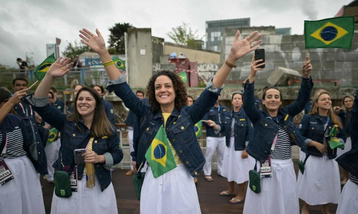 Uniforme do Time Brasil na abertura dos Jogos de Paris 2024
       -  (crédito: CARL DE SOUZA / POOL / AFP)