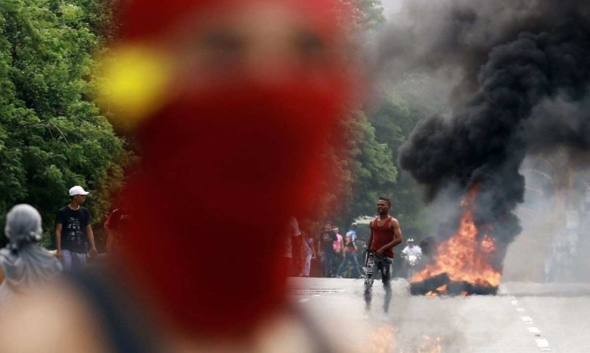 Protestos contra o resultado das eleições na Venezuela, na última segunda, acabaram com pelo menos 11 mortos e mais de 700 feridos -  (crédito: Juan Carlos Hernandez/AFP)