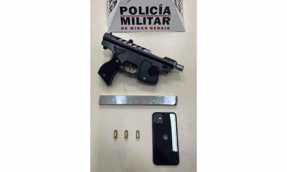 Polícia apreendeu submetralhadora, munições e um celular com adolescente e jovem no centro de BH -  (crédito: PMMG/Divulgação)