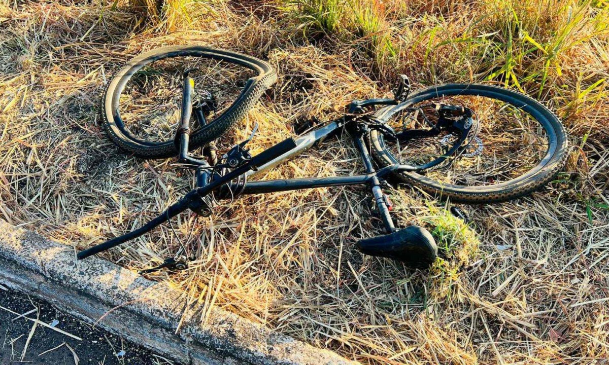 Motociclista morre ao bater em bicicleta na contramão de rodovia -  (crédito: Rede de Noticias)