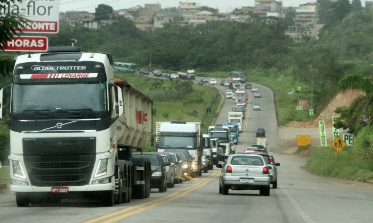 Saída de Belo Horizonte pela BR-381: gargalo tem trânsito recorrente -  (crédito: Edesio Ferreira/EM/D.A Press)