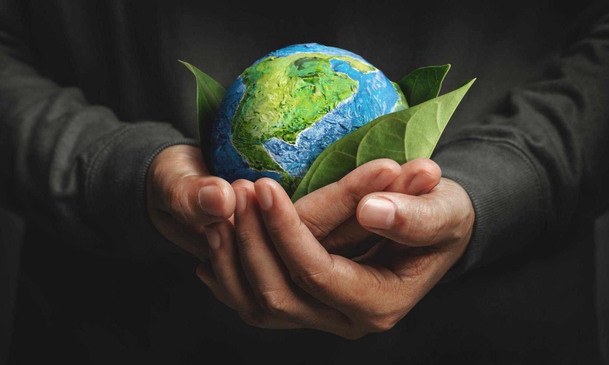  World Earth Day Concept. Green Energy, Renewable and Sustainable Resources. Environmental and Ecology Care. Hand Embracing Green Leaf and Handmade Globe (World Earth Day Concept. Green Energy, Renewable and Sustainable Resources. Environmental and Eco
     -  (crédito:  Getty Images/iStockphoto)