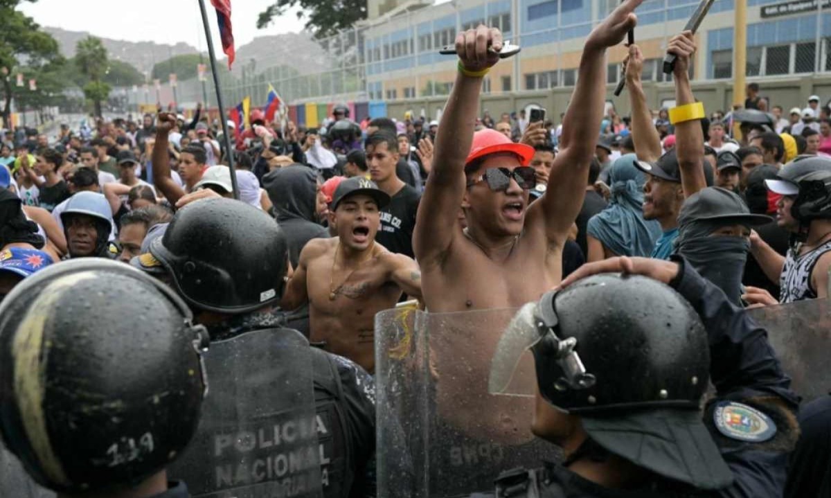  Manifestantes e policiais frente a frente em protesto contra resultado das eleições na Venezuela -  (crédito: YURI CORTEZ / AFP)