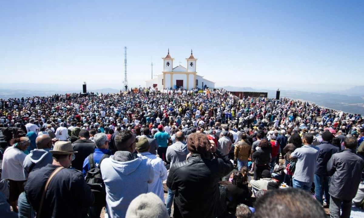 No alto da Serra da Piedade, em Caeté, na Grande BH, visitantes se reúnem ao final da tradicional peregrinação

 -  (crédito: RAPHAEL CALIXTO/ARQUIDIOCESE DE BH/DIVULGAÇÃO)