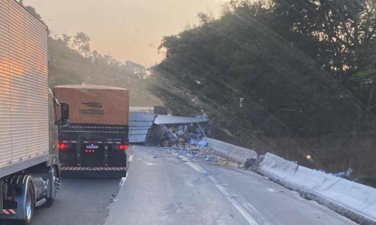 A pista sentido Belo Horizonte da BR-381 está fechada na altura do km 876 -  (crédito: Redes Sociais)