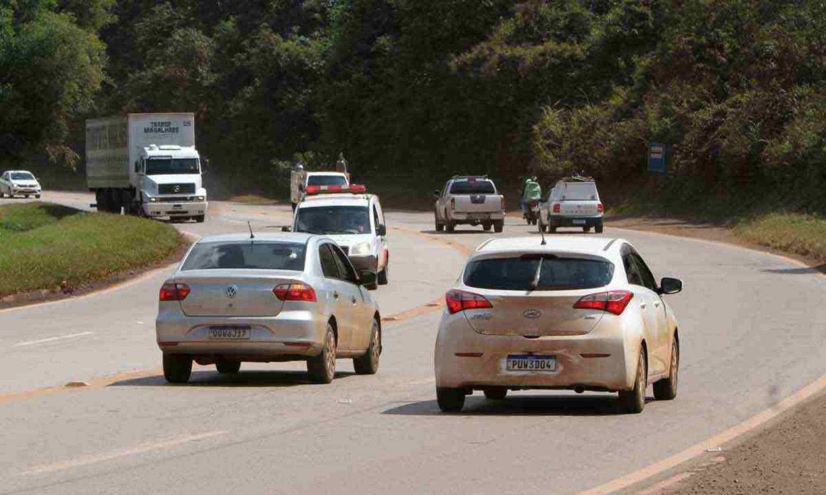 Veículos se cruzam em curva da BR-040 na entrada de Congonhas: a partir de 6 de agosto, a nova concessionária passa a administrar a rodovia entre BH e Juiz de Fora -  (crédito: Edésio Ferreira/EM/D.A Press – 15/3/23)