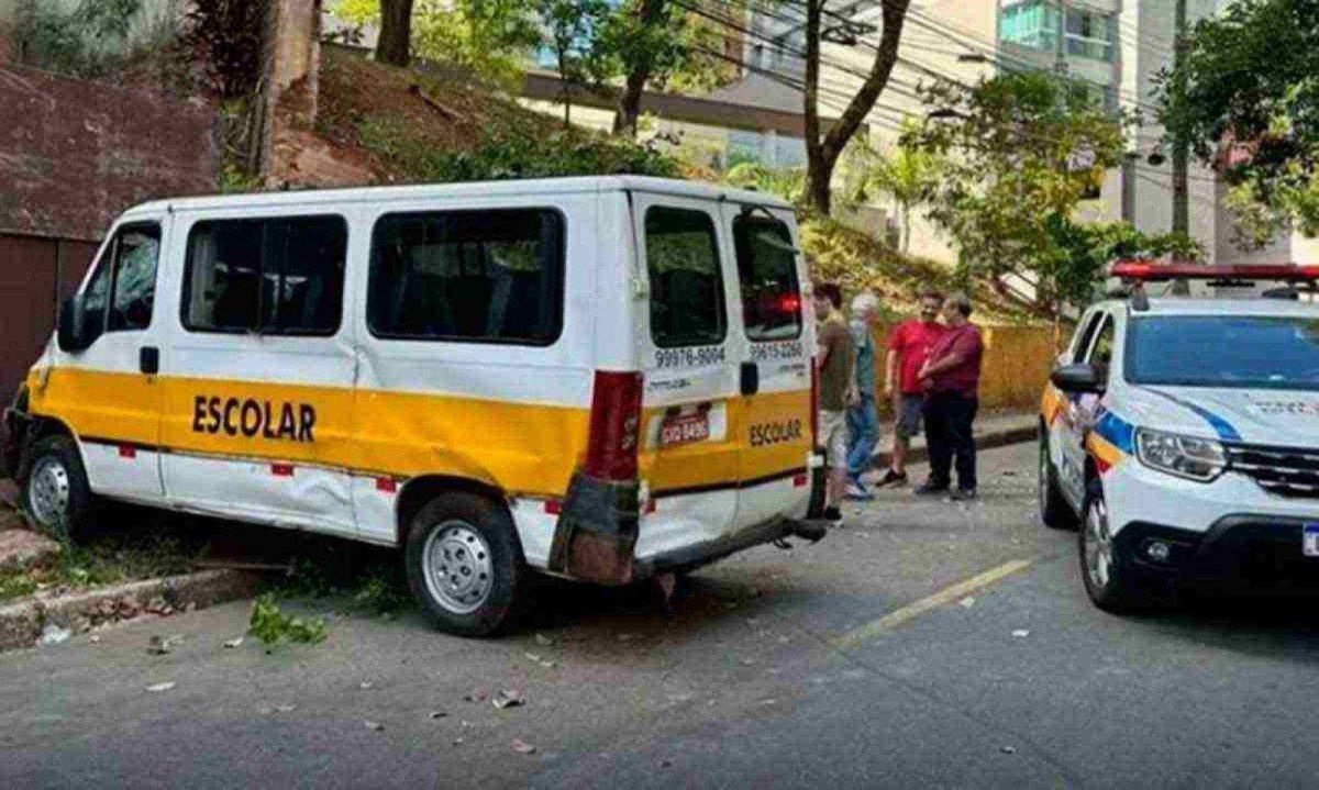 van que trafegava com autorização para o transporte escolar vencida capotou no Bairro Sion, na capital, no fim do ano passado -  (crédito: BHTrans/Divulgação – 28/11/23)