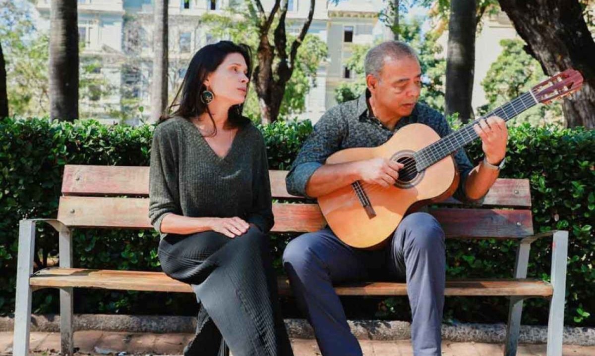 A cantora Maíra Manga e Sérgio Santos abrem o projeto As Vozes e o Violão, na quinta-feira, no Teatro Raul Belém Machado -  (crédito: Ana Santos/divulgação)