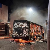 Micro-ônibus é destruído em incêndio; veja vídeo - Luis Dutra/Portal Nova Lima