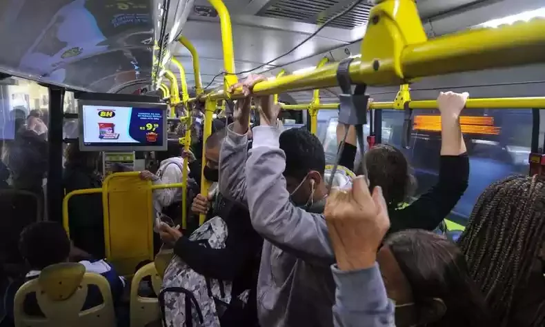 BH: mulher denuncia ataque dentro de ônibus - Alexandre Guzanshe/EM/D.A Press