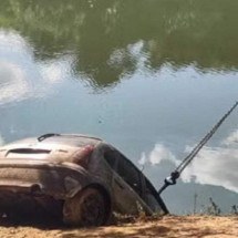 Bombeiros resgatam veículos roubados submersos em cachoeira de MG - CBMMG