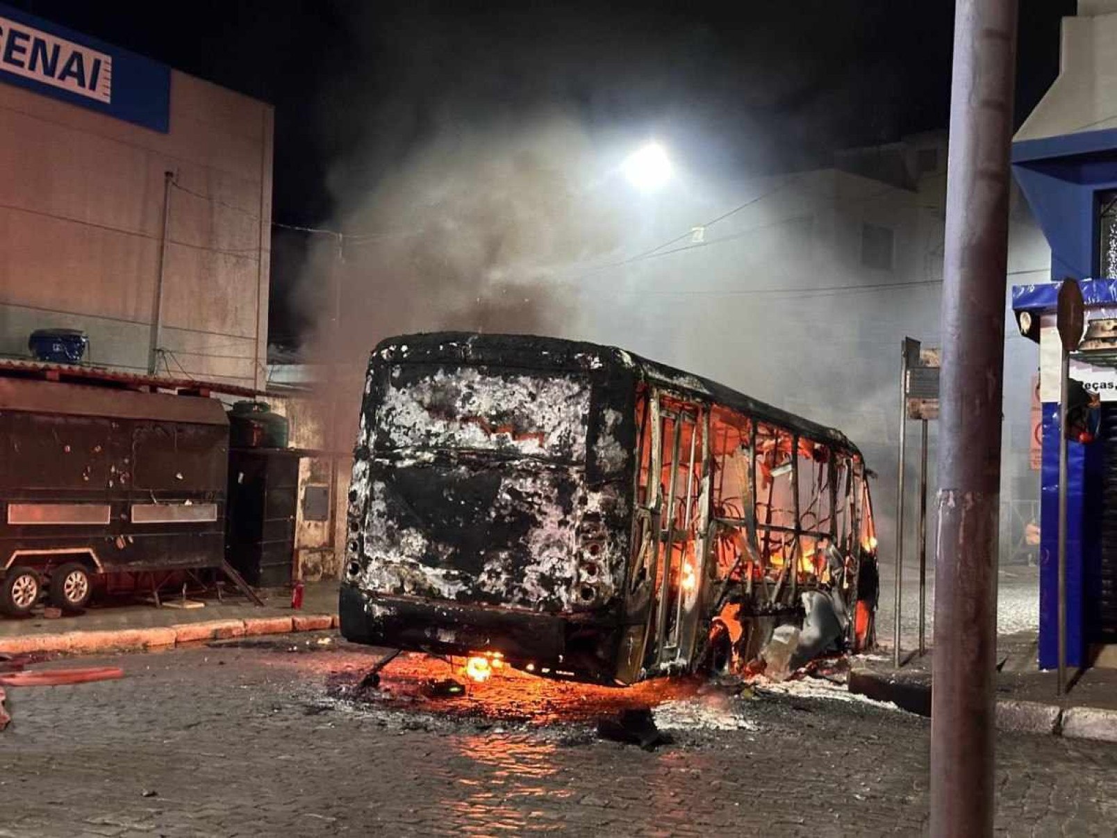 Micro-ônibus é destruído em incêndio; veja vídeo