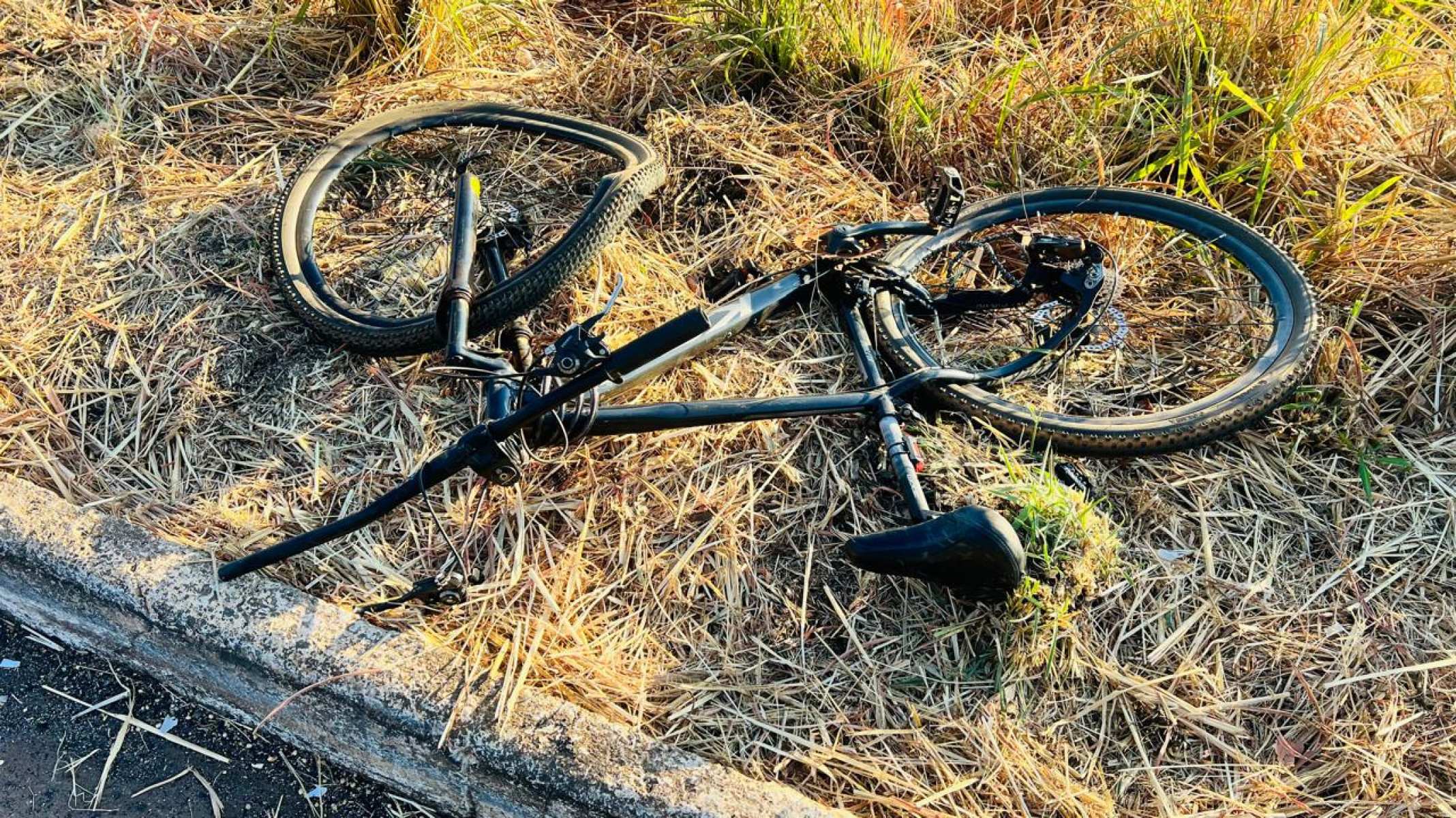 MG: Motociclista morre ao bater em bicicleta em rodovia