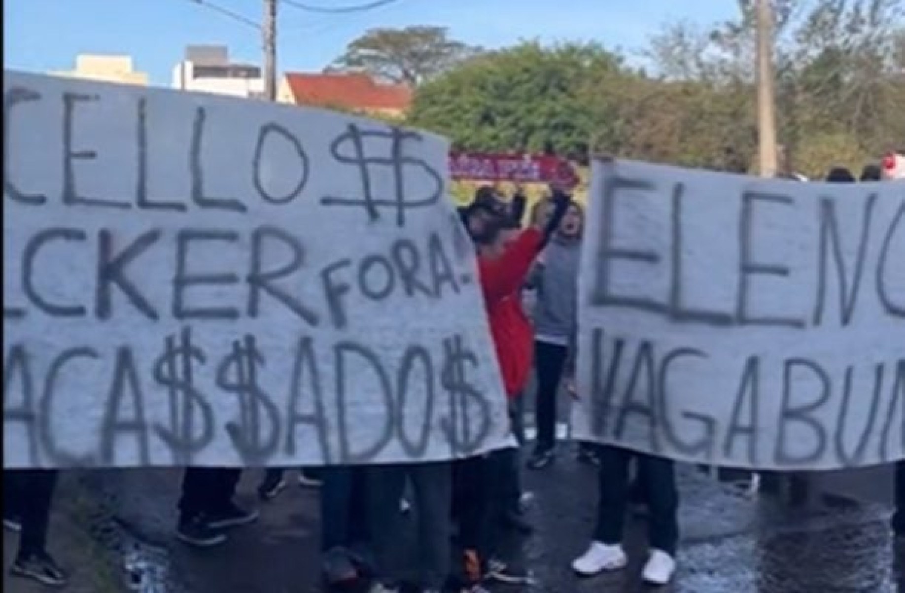 Torcedores do Inter protestam durante treino: ‘Elenco vagabundo’