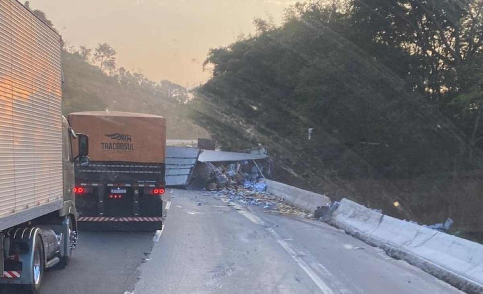 MG: tombamento de carreta fecha pista da BR-381