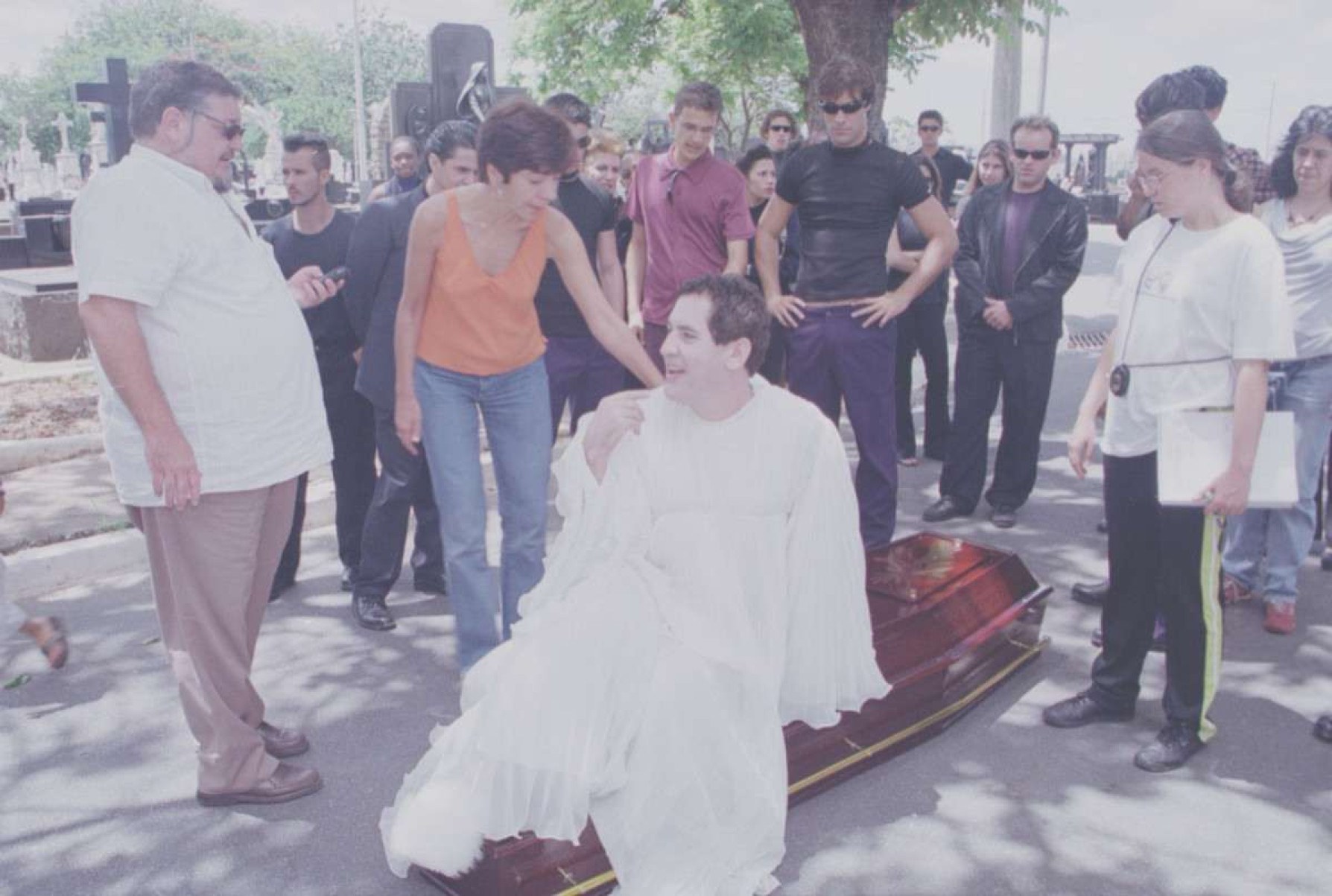 Sandra Pêra e Ílvio Amaral durante as filmagens de "Acredite, um espírito baixou em mim", no Cemiterio Bonfim em BH, em dezembro de 2001