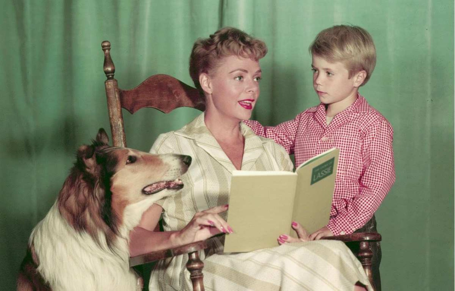 A cadela Lassie e os atores  June Lockhart e Jon Provost no seriado Lassie