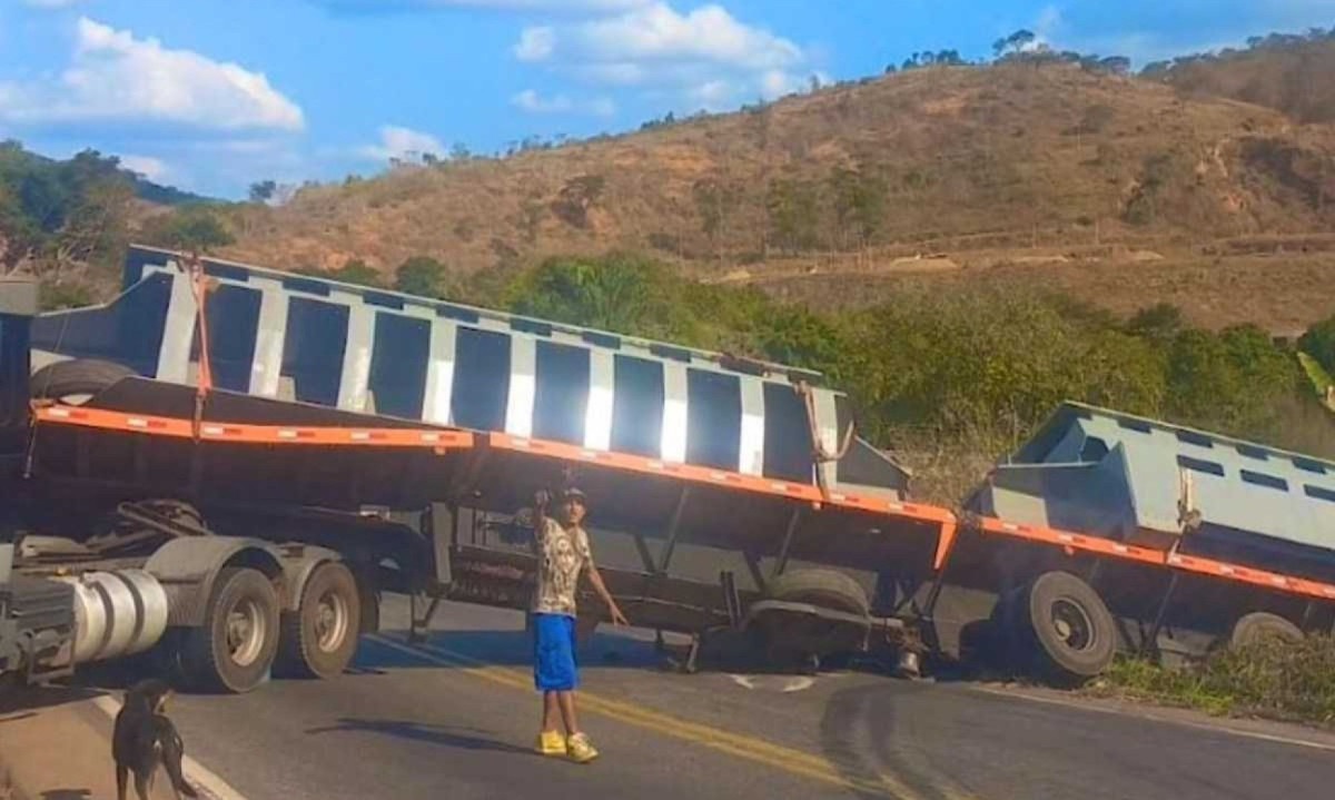 Carreta bitrem tombou na pista da BR-381 na tarde dessa terça-feira (30) -  (crédito: Redes Sociais)